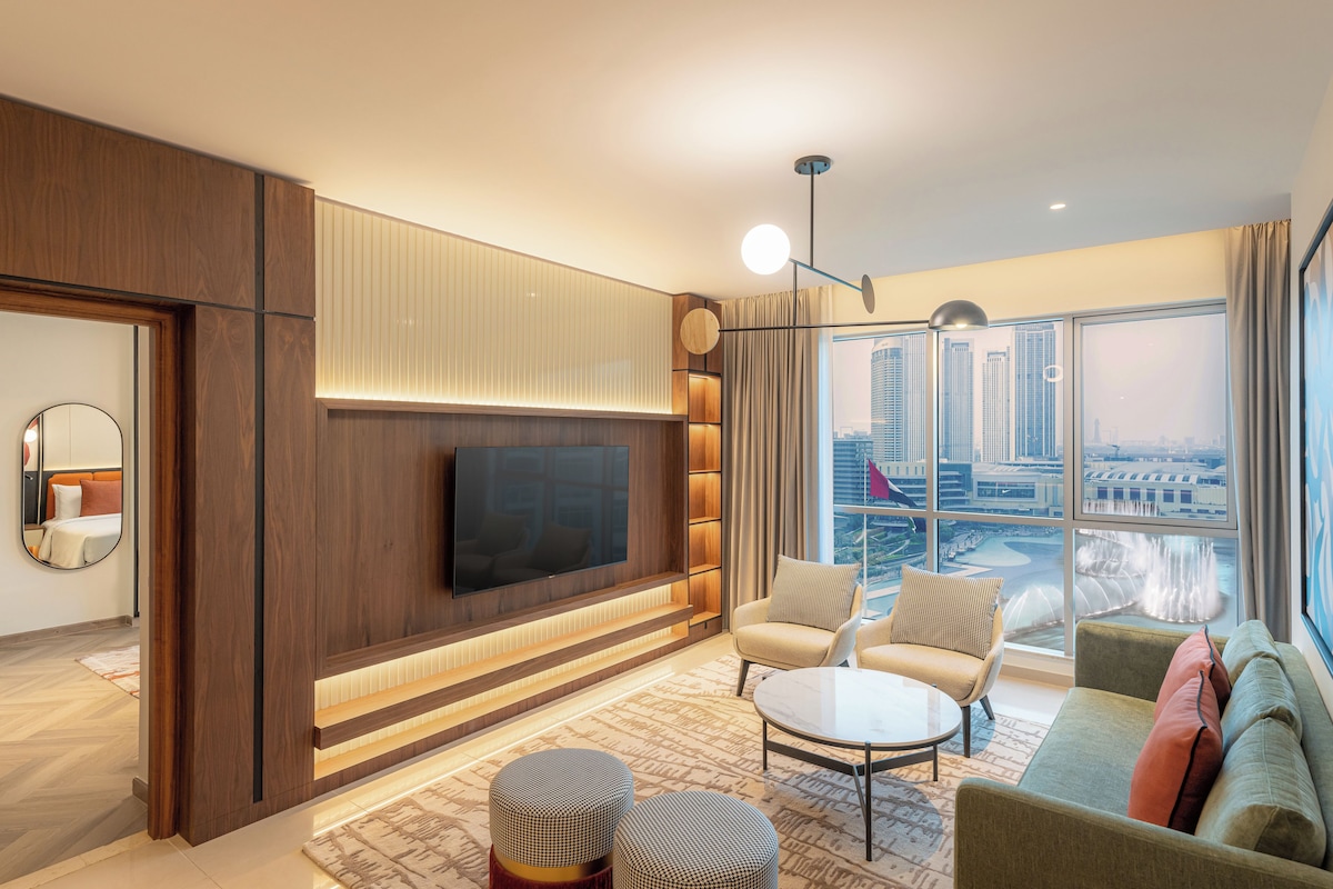 Suite, 1 camera da letto, accessibile ai disabili (Burj Khalifa Garden View) | Area soggiorno | TV LED 50 pollici con canali via cavo, TV
