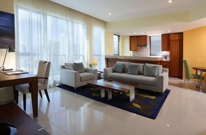 Full-sized fridge, microwave, oven, stovetop