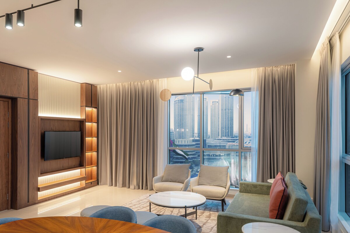 ห้องพาโนรามิกสวีท, 2 ห้องนอน, ระเบียง (Burj Khalifa and Fountain View) | บริเวณนั่งเล่น | ทีวีจอแอลอีดี 50 นิ้ว พร้อมช่องเคเบิล, ทีวี
