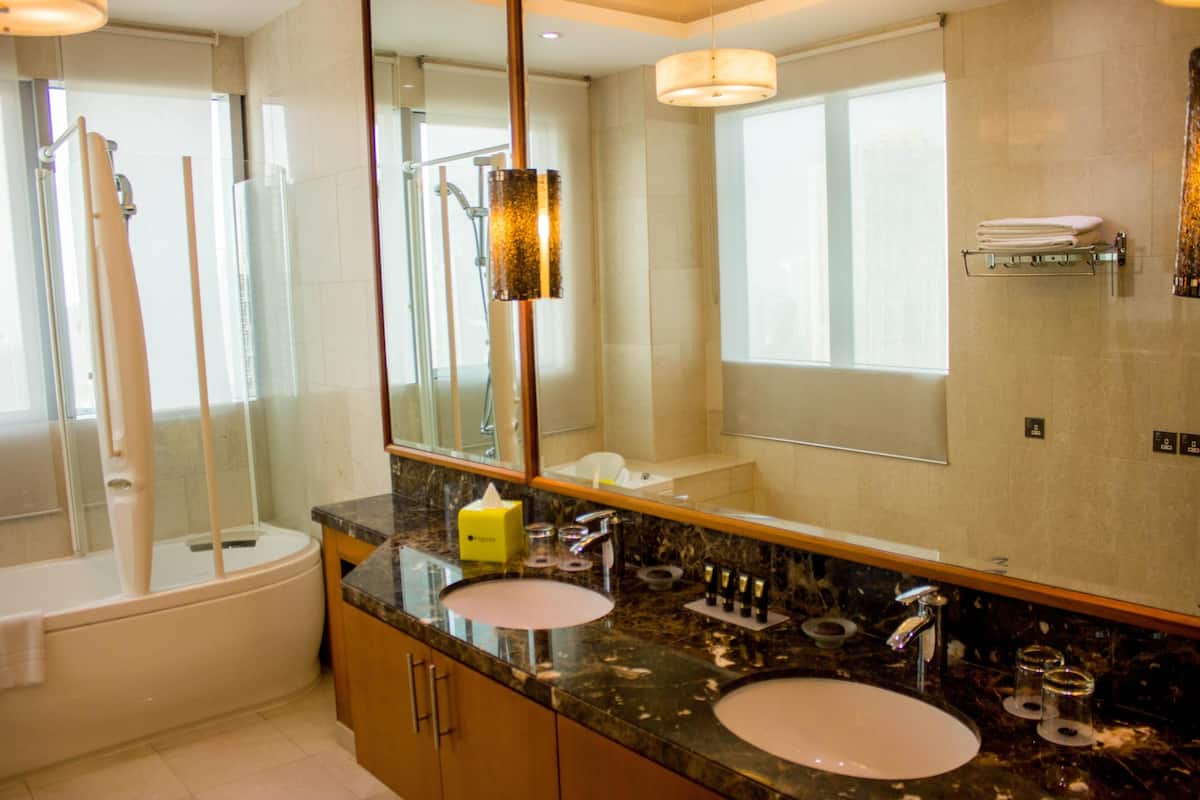 Penthouse Panoramic - 4 sovrum (Panoramic Burj Khalifa/Fountain View) | Badrum | Badkar och dusch, djupt badkar och regndusch