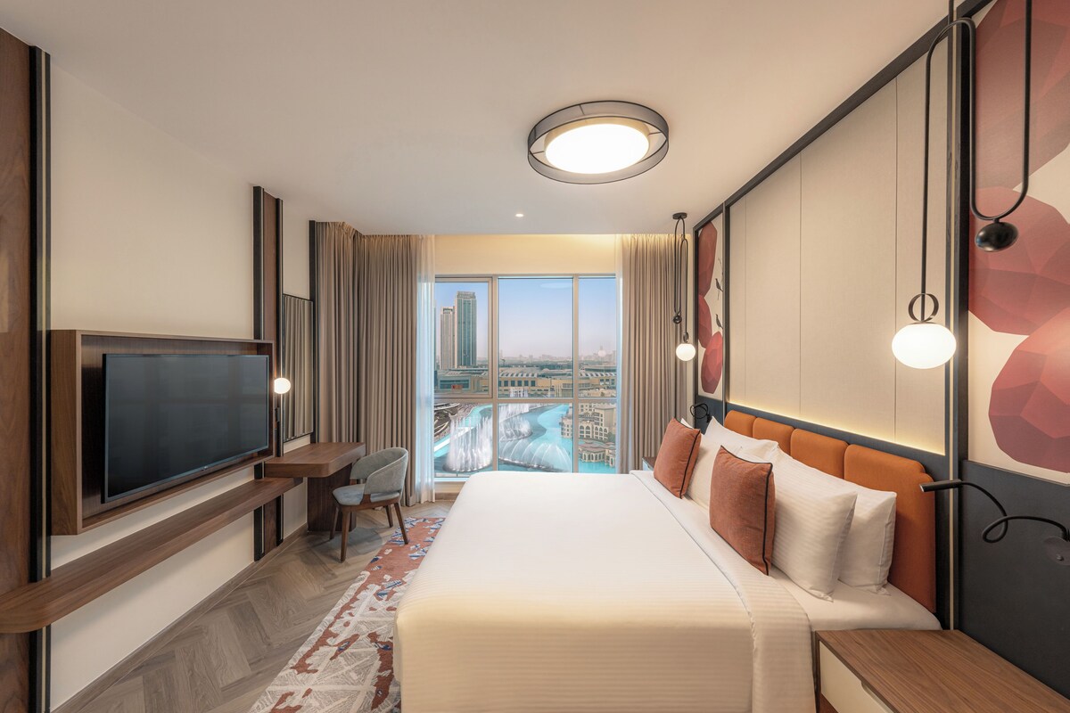 ห้องสวีท, 1 ห้องนอน, พร้อมสิ่งอำนวยความสะดวกสำหรับผู้พิการ (Burj Khalifa Garden View) | เครื่องนอนป้องกันสารก่อภูมิแพ้, ผ้านวมขนเป็ด, เตียงพร้อมฟูกเสริมที่นอน
