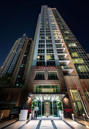 ด้านหน้าที่พัก - ตอนเย็น/กลางคืน