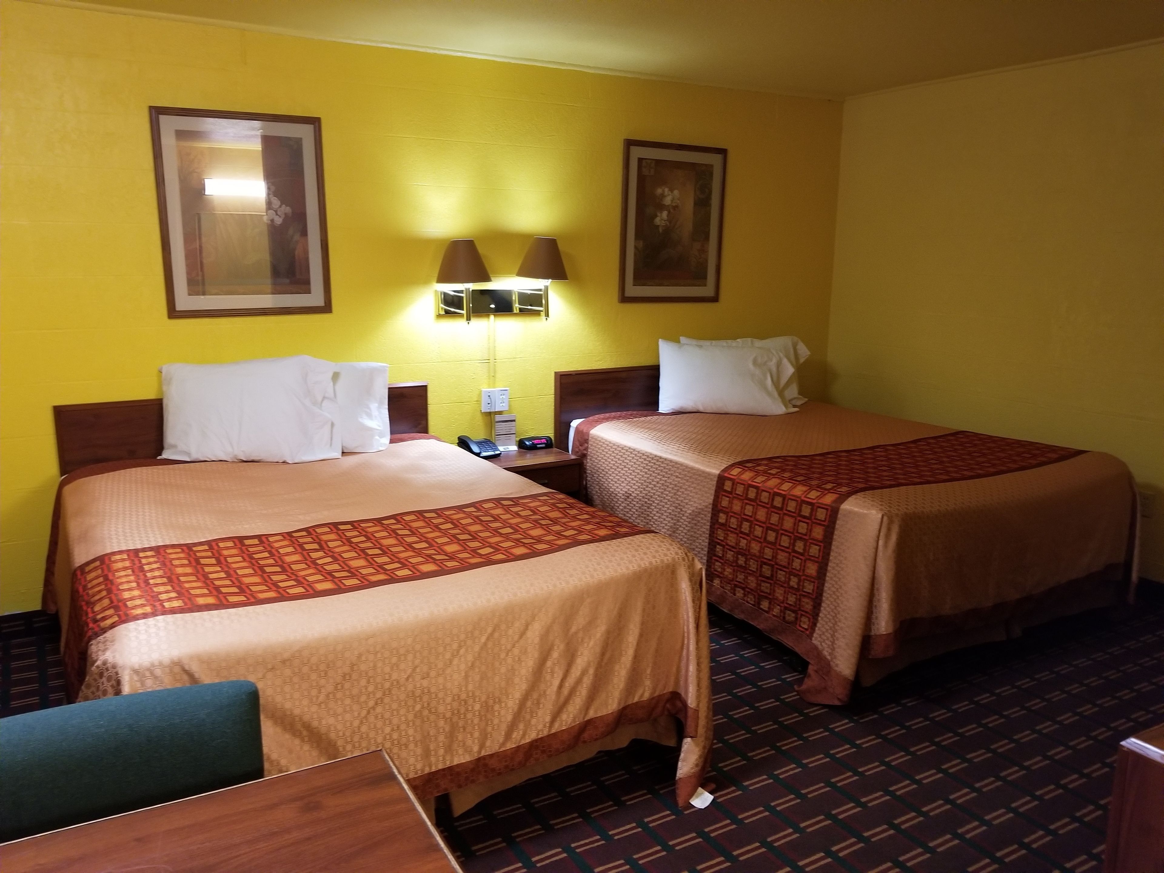 Habitación doble | Escritorio, tabla de planchar con plancha, wifi gratis y ropa de cama