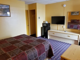 Escritorio, tabla de planchar con plancha, wifi gratis y ropa de cama