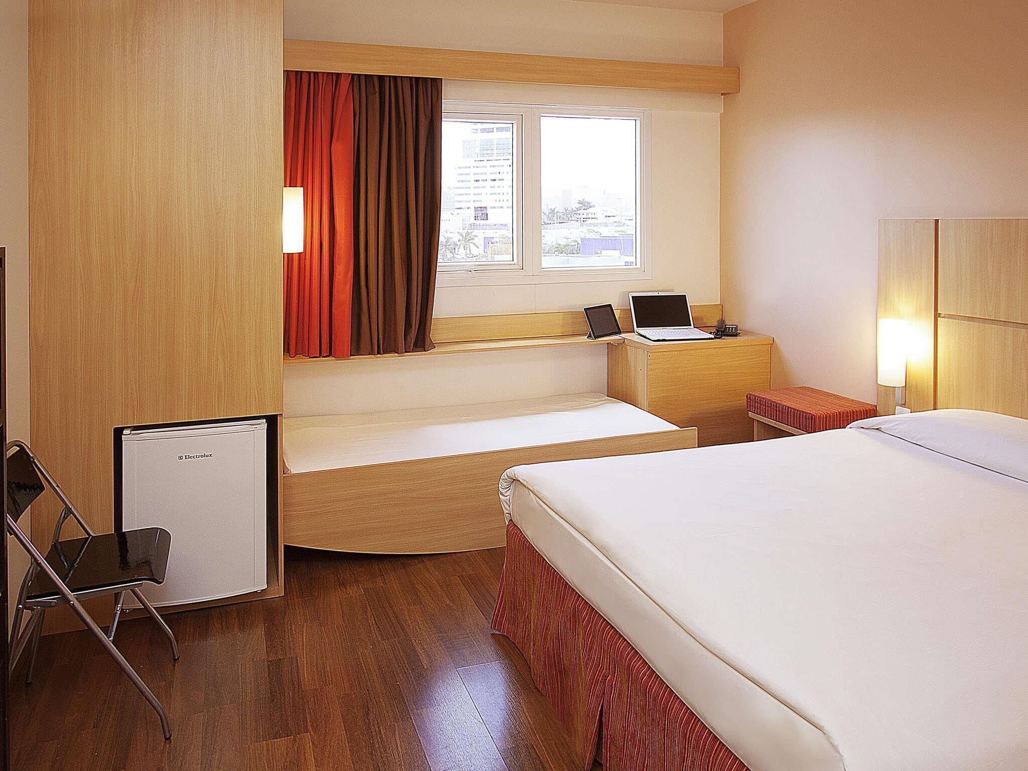 Kamar, Beberapa Tempat Tidur | Minibar, meja kerja, tirai kedap cahaya, dan kedap suara