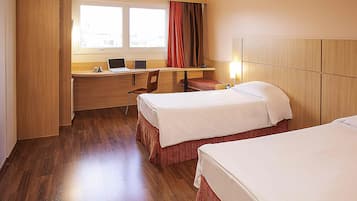 Minibar, escritorio, cortinas blackout y sistema de insonorización