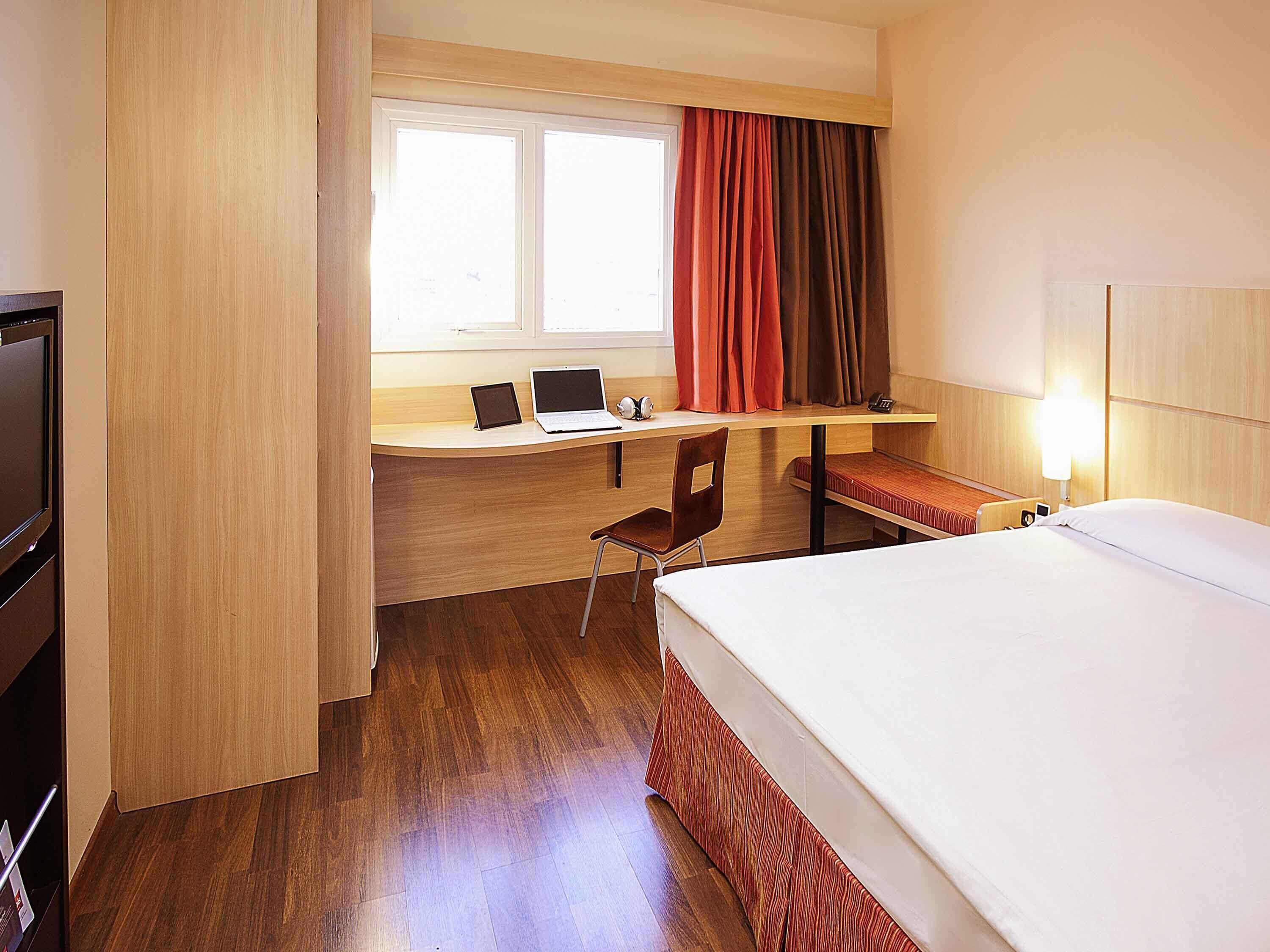 Minibar, skrivebord, blendingsgardiner og lydisolert