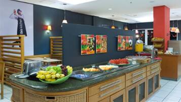 Café da manhã com buffet diário (BRL 27.00 por pessoa)