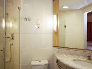 Minibar, Schreibtisch, Verdunkelungsvorhänge, schallisolierte Zimmer