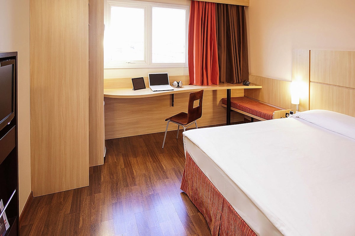 Room, 1 Double Bed | Minibar, desk, blackout drapes, soundproofing