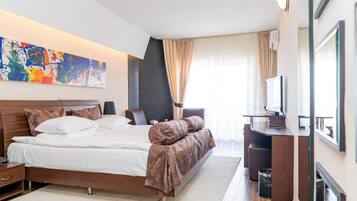 Minibar, in-room safe, desk, iron/ironing board
