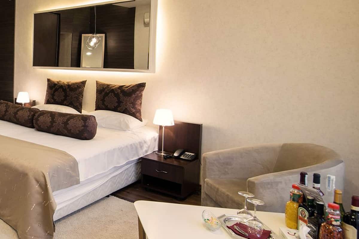 Superior tweepersoonskamer, balkon | Een minibar, een kluis op de kamer, een bureau