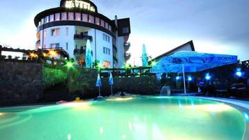 Seasonal outdoor pool