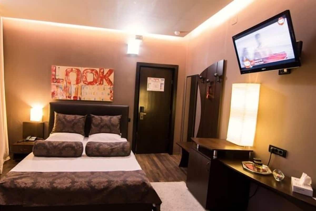 Economy tweepersoonskamer | Een minibar, een kluis op de kamer, een bureau
