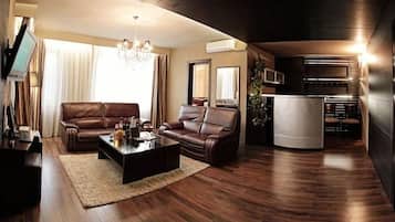 Departamento, balcón | Minibar, caja de seguridad en la habitación y escritorio