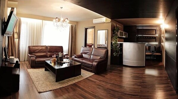 Minibar, in-room safe, desk, iron/ironing board - Hotel Belvedere (Brasov)