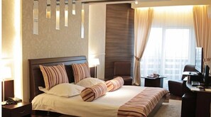 Dobbelt- eller tomannsrom, balkong | Minibar, safe på rommet, skrivebord og strykejern/-brett