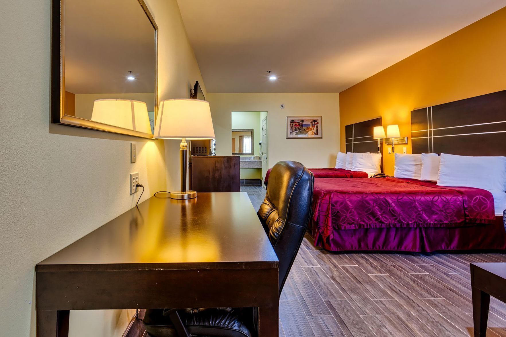 Escritorio, cortinas blackout y tabla de planchar con plancha 