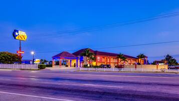 Majoituspaikan julkisivu illalla/yöllä