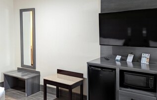 Escritorio, cortinas blackout y tabla de planchar con plancha 