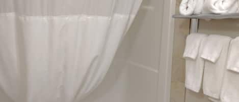 Combined shower/tub, free toiletries, hair dryer, towels