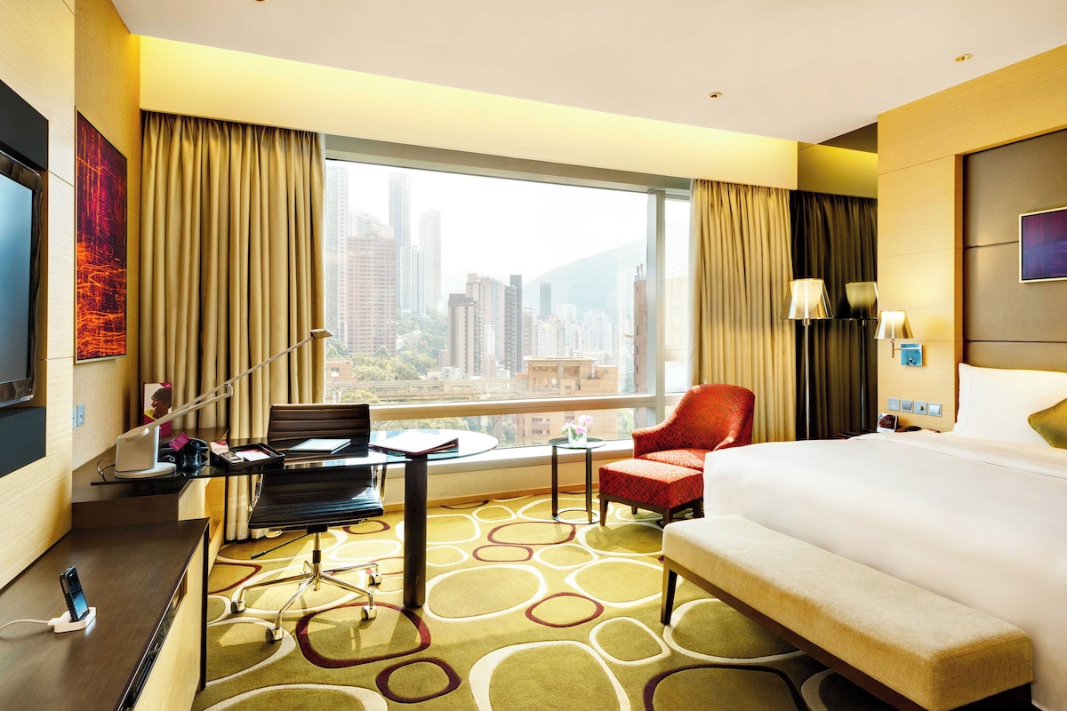 Premium Room, 1 King Bed (Mid Floor) | Premium bedding, down comforters, minibar (some free items)