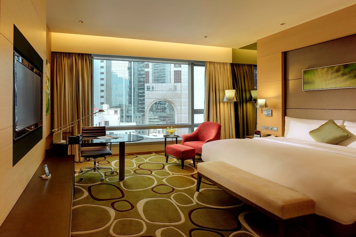 Premium bedding, down comforters, minibar (some free items)
