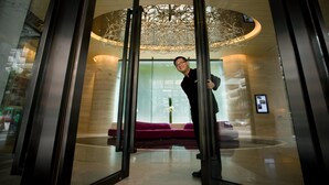 A modern lobby with a glass entrance, a central chandelier, and a seating area with a purple sofa. - Crowne Plaza Hong Kong Causeway Bay by IHG (Hong Kong)