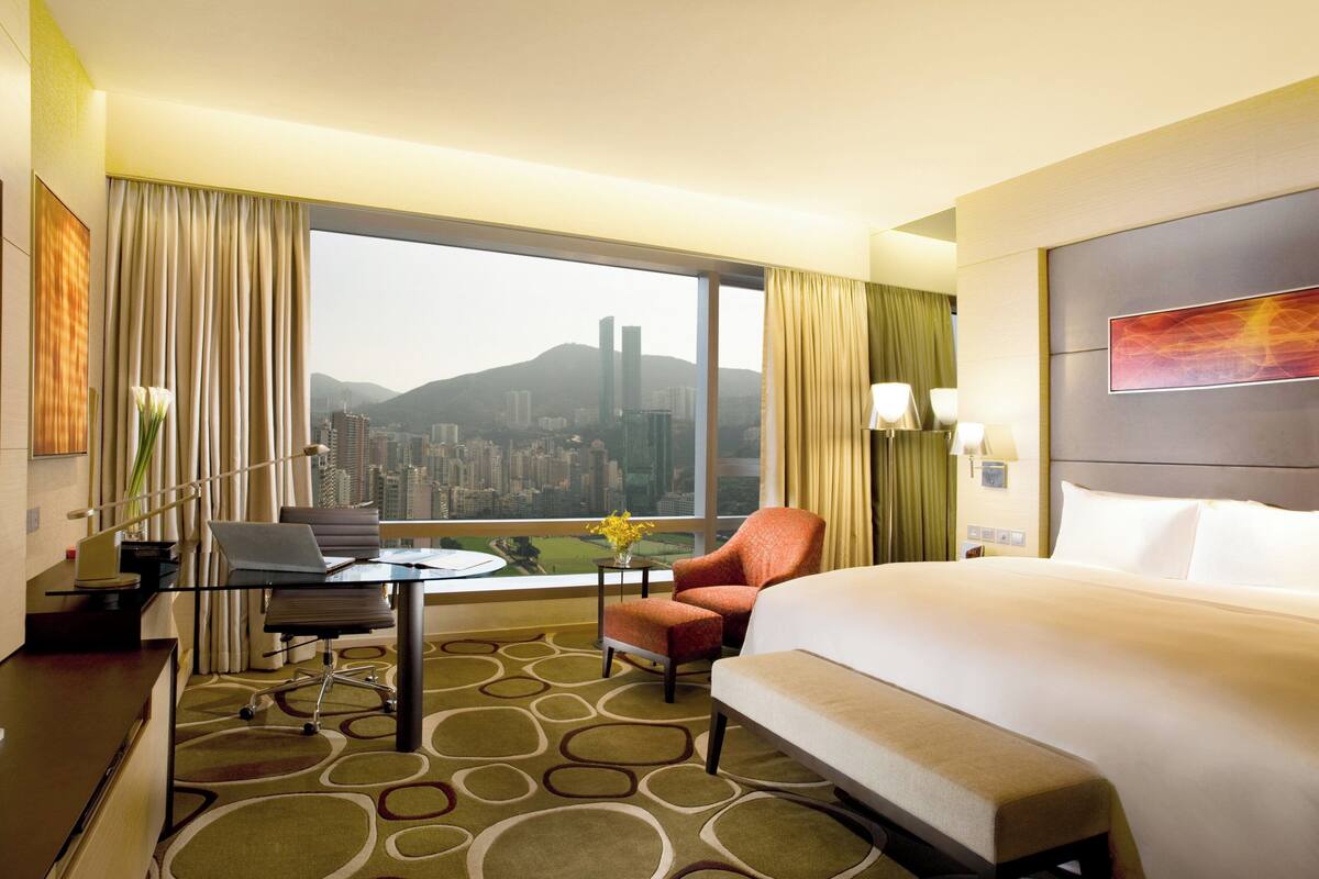 ห้องพรีเมียม, เตียงคิงไซส์ 1 เตียง (Racecourse View) | เครื่องนอนระดับพรีเมียม, ผ้านวมขนเป็ด, มินิ  บาร์ฟรีบางอย่าง