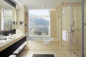 ห้องคลับสวีท, 1 ห้องนอน (Executive, Club Floor) | ห้องน้ำ | อ่างอาบน้ำและฝักบัวแยกจากกัน, เรนชาวเวอร์, ของใช้ในห้องน้ำระดับพรีเมียม