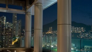 A rooftop lounge with sun loungers and a city view. - Crowne Plaza Hong Kong Causeway Bay by IHG (Hong Kong)