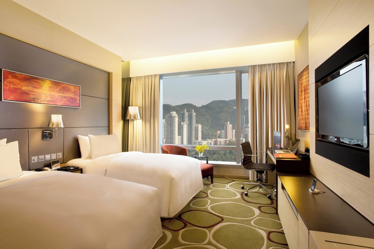 Premium bedding, down comforters, minibar (some free items)