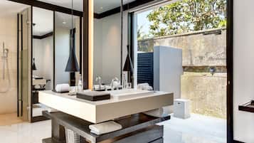 Villa, piscine privée, vue montagne | Salle de bain | Baignoire et douche séparées, baignoire relaxante profonde
