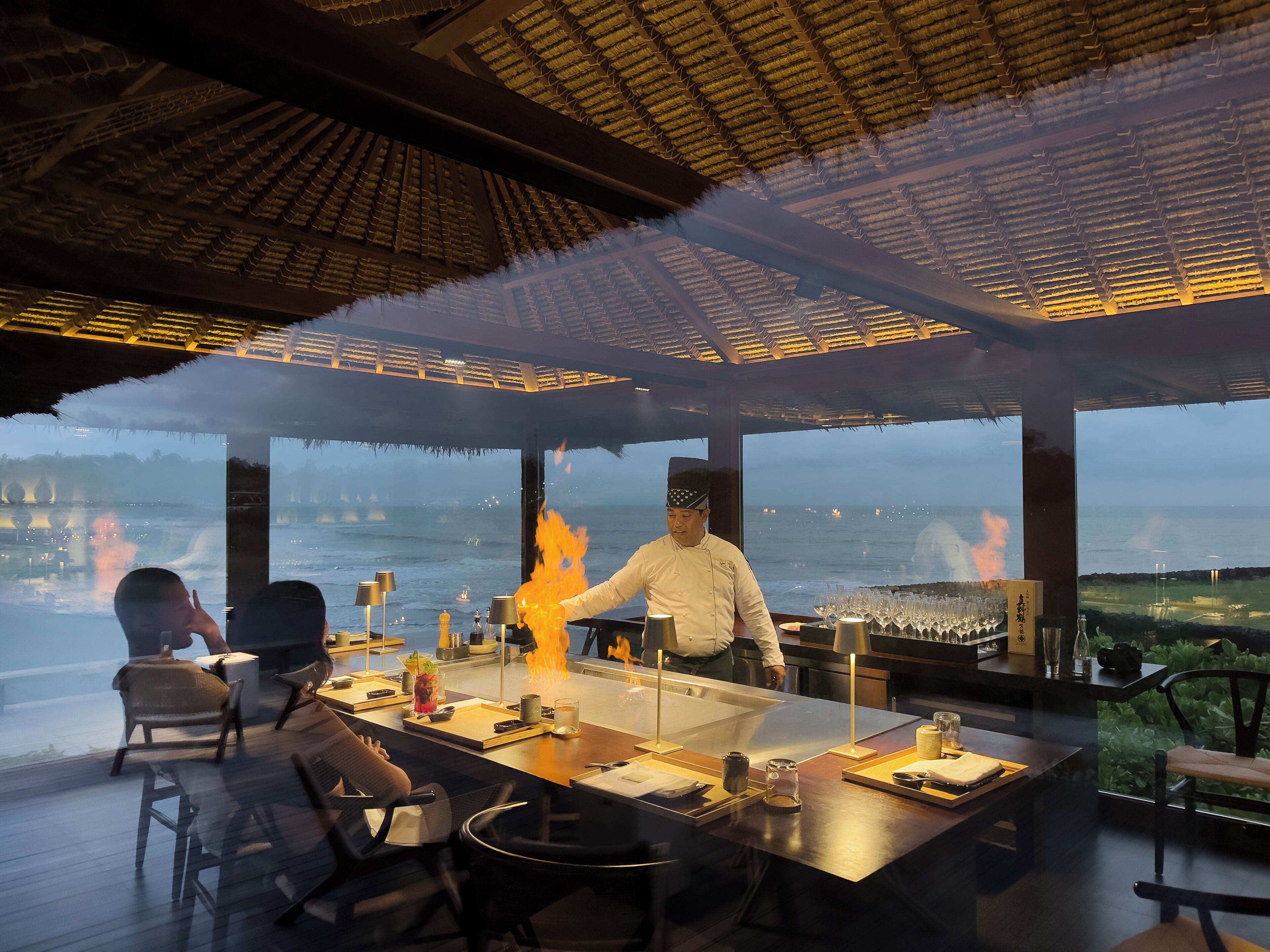 3 restaurants, breakfast served