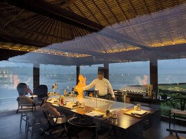 3 restaurantes, se sirve desayuno