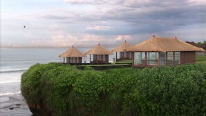 A coastal resort with thatched-roof huts overlooking the sea. - Soori Bali (Tabanan)