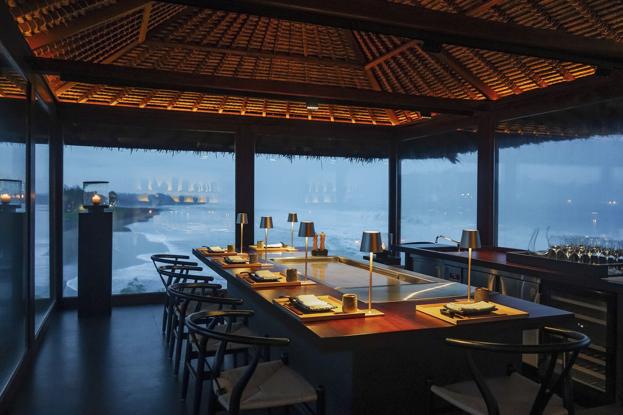 3 restaurants, breakfast served