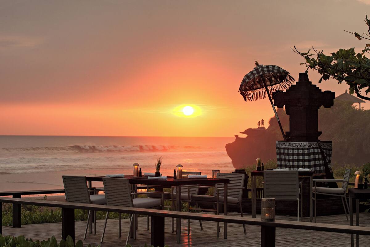 3 restaurants, breakfast served