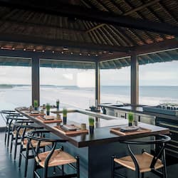 3 restaurants, breakfast served