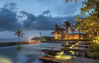 Una piscina al aire libre, camas de piscina gratis, sombrillas