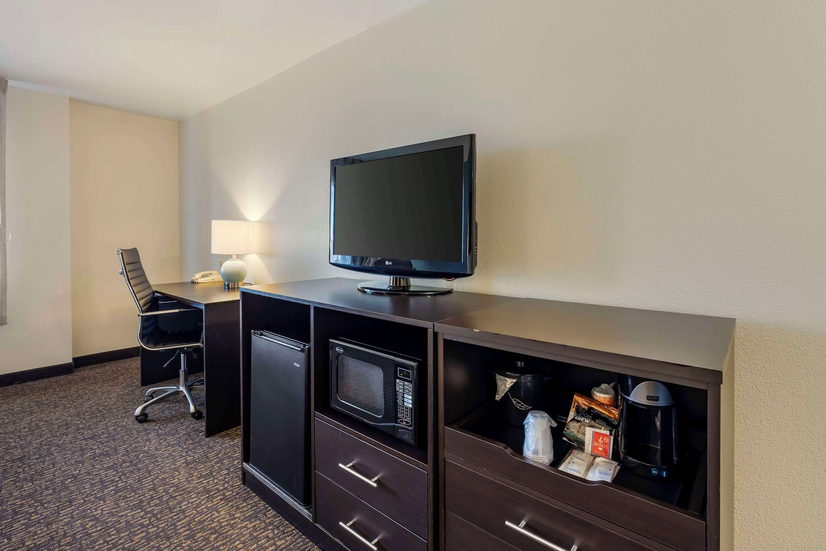 room, 1 king bed, accessible | premium bedding, pillow-top beds, desk, iron/ironing board