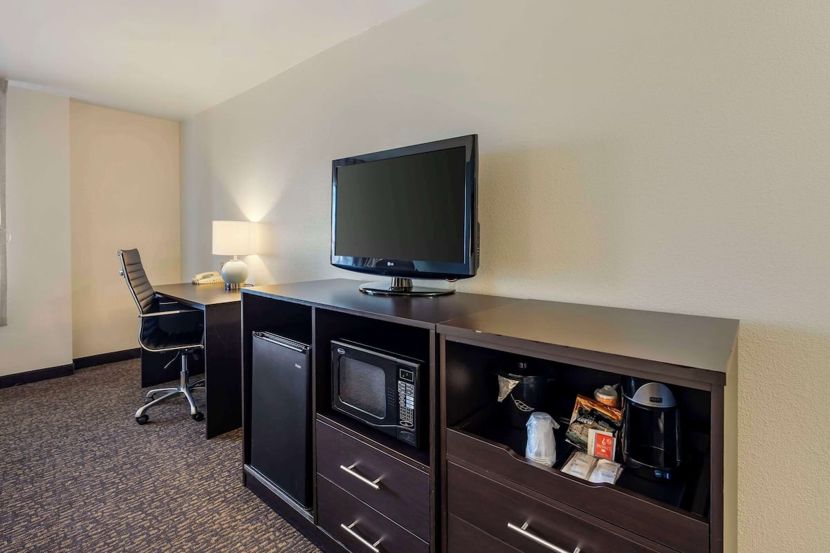 room, 1 king bed, accessible | premium bedding, pillow-top beds, desk, iron/ironing board