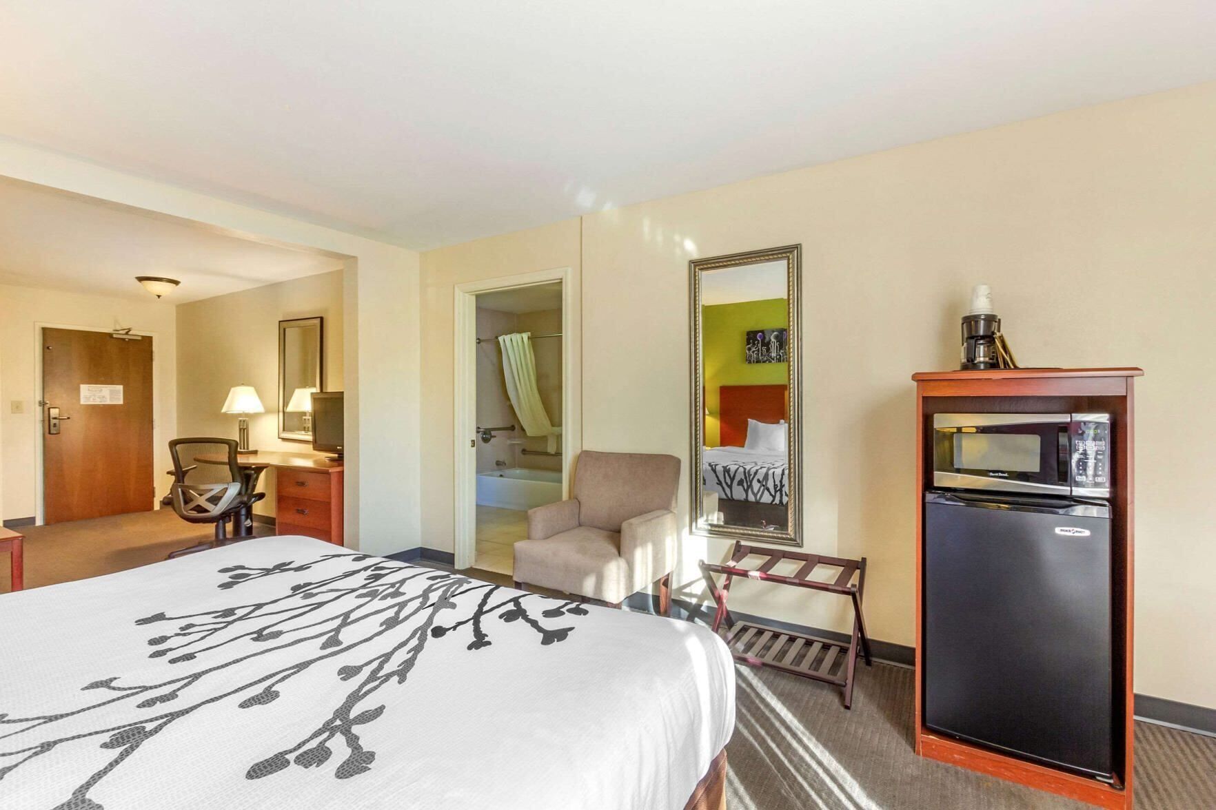 In-room safe, desk, iron/ironing board, free WiFi