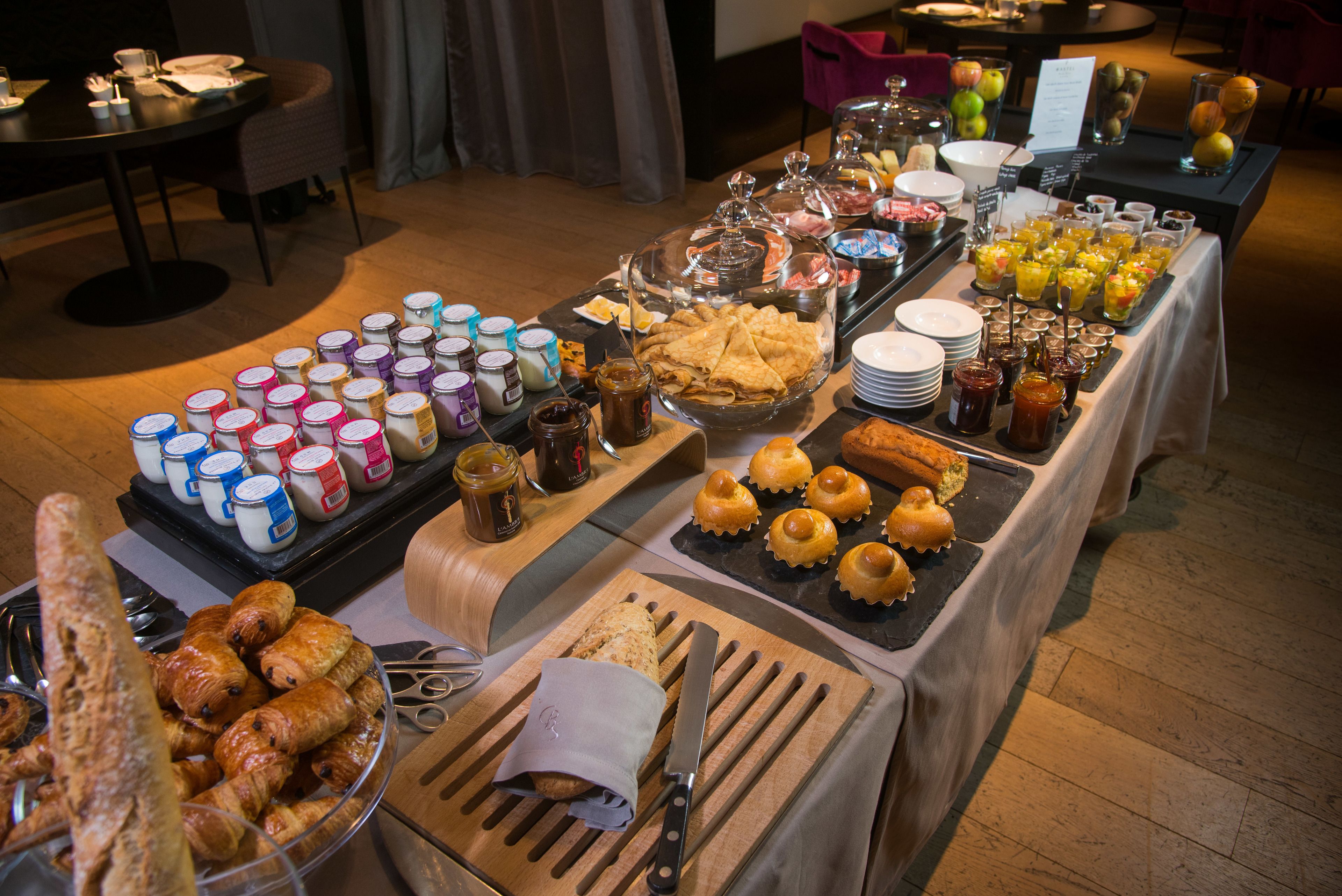 每日供应自助式早餐（每人 EUR 26）