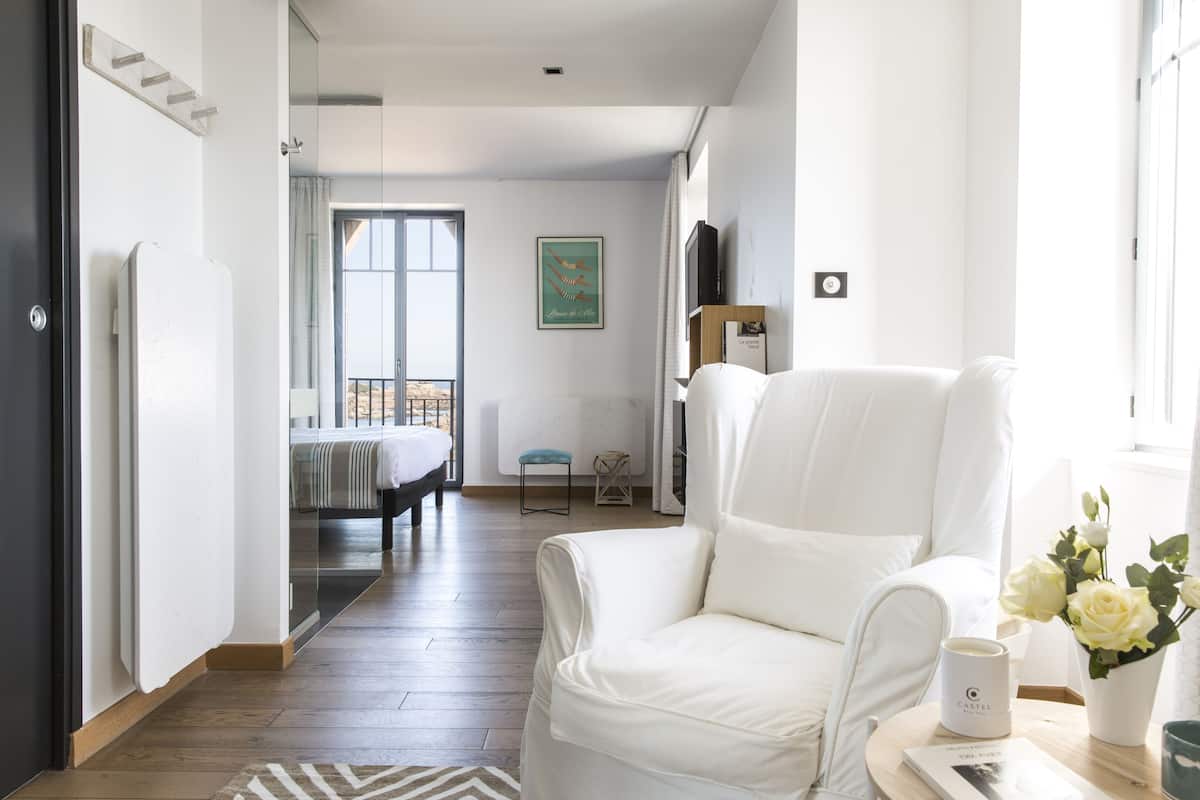 deluxe room, sea view | premium bedding, in-room safe, individually decorated, desk