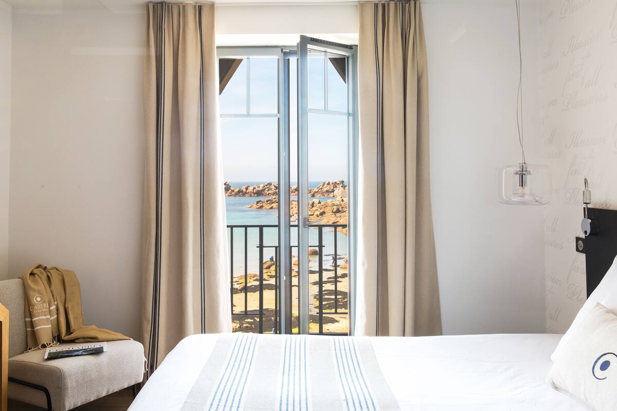 premium room, sea view | premium bedding, in-room safe, individually decorated, desk