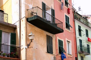 Cubrecamas, caja de seguridad en la habitación y escritorio 