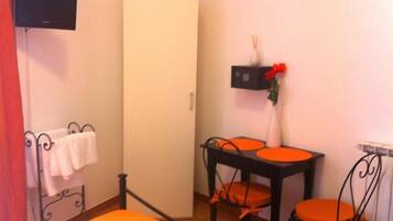 Daunenbettdecken, Zimmersafe, Schreibtisch, kostenloses WLAN