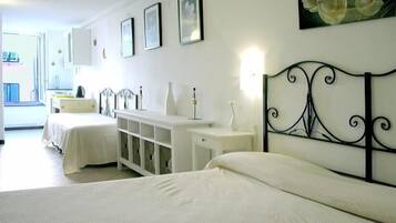 Camera doppia | Copriletto in piuma, una cassaforte in camera, una scrivania