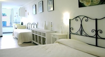 Cubrecamas, caja de seguridad en la habitación y escritorio